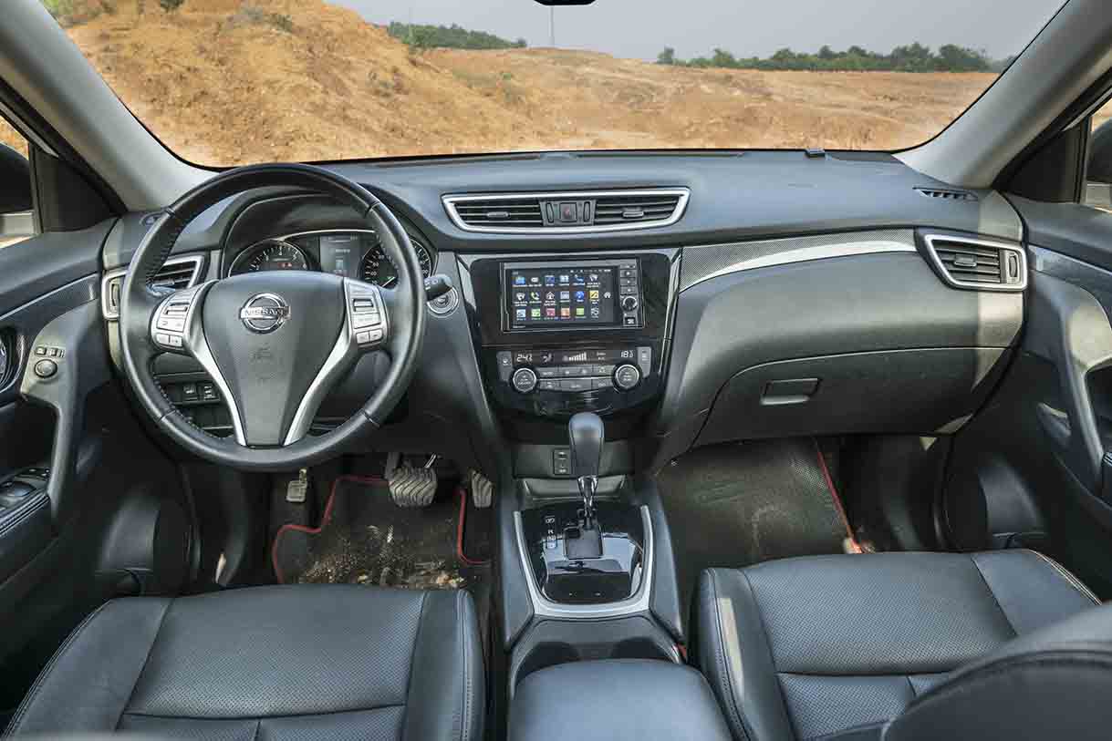 Phong cách thiết kế nội thất cũng theo triết lý “One Car” mà các hãng xe lớn đang áp dụng như Ford hay Toyota. Có lẽ vậy mà bảng tablo của X-Ttrail cũng thân thiện và quen thuộc như người anh em bán tải Navara của Nissan. Xe cũng được trang bị vô lăng 3 chấu bọc da, mạ bạc tích hợp các phím bấm điều khiển chức năng như trên các dòng sedan cao cấp hiện nay, và bảng điều khiển trung tâm với màn hình giải trí 7.0 inch tích hợp hiển thị dẫn đường vệ tinh, tương thích với hệ điều hành IOS và Android là những tính năng rất tiện ích cho người tiêu dùng hiện nay. 