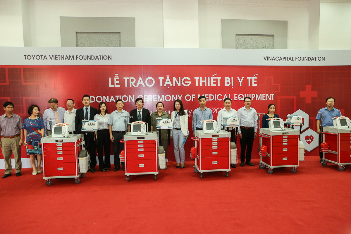 Quỹ Toyota Việt Nam trao tặng xe đẩy cấp cứu cho các bệnh viện tỉnh Lai Châu