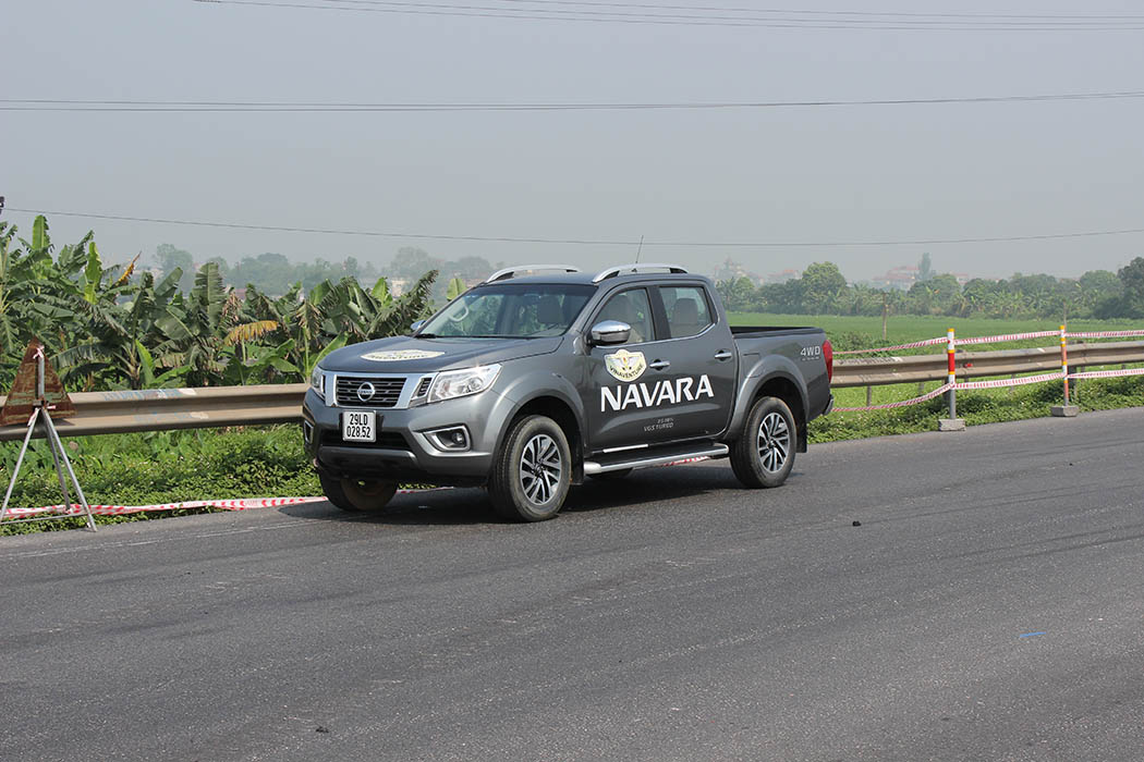 2015 Nissan Navara - Du lịch Lào 