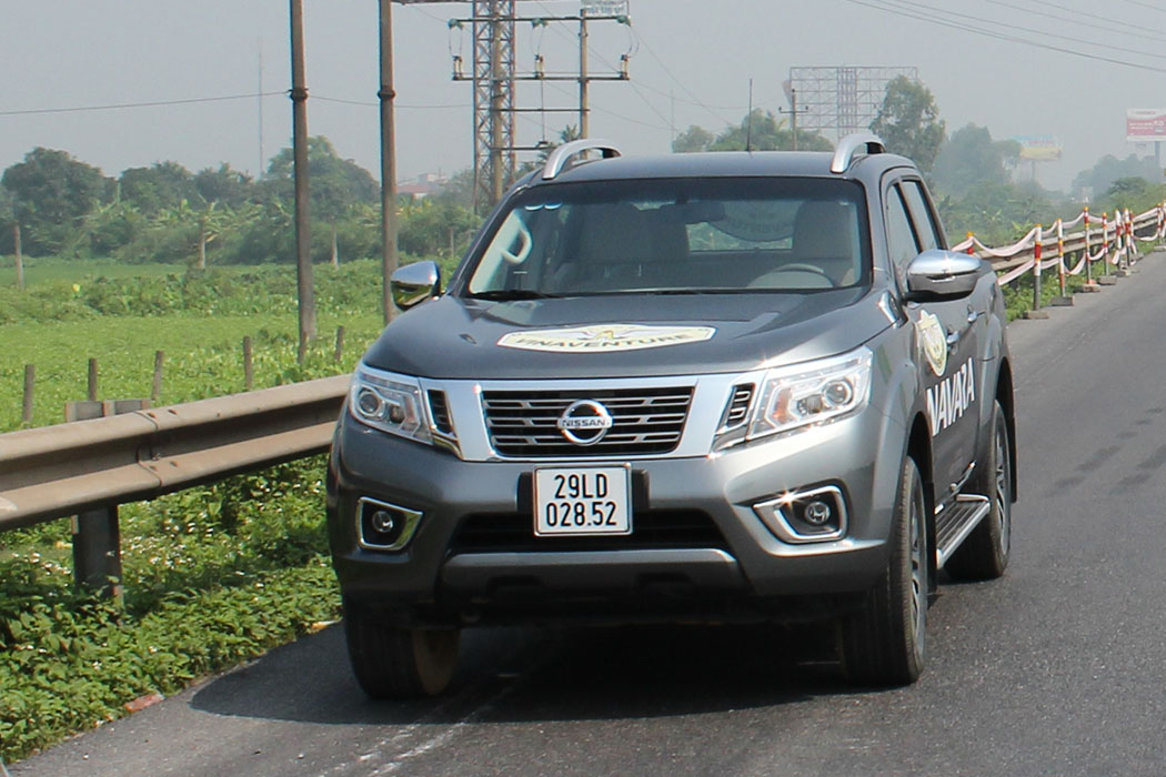 2015 Nissan Navara - Du lịch Lào 