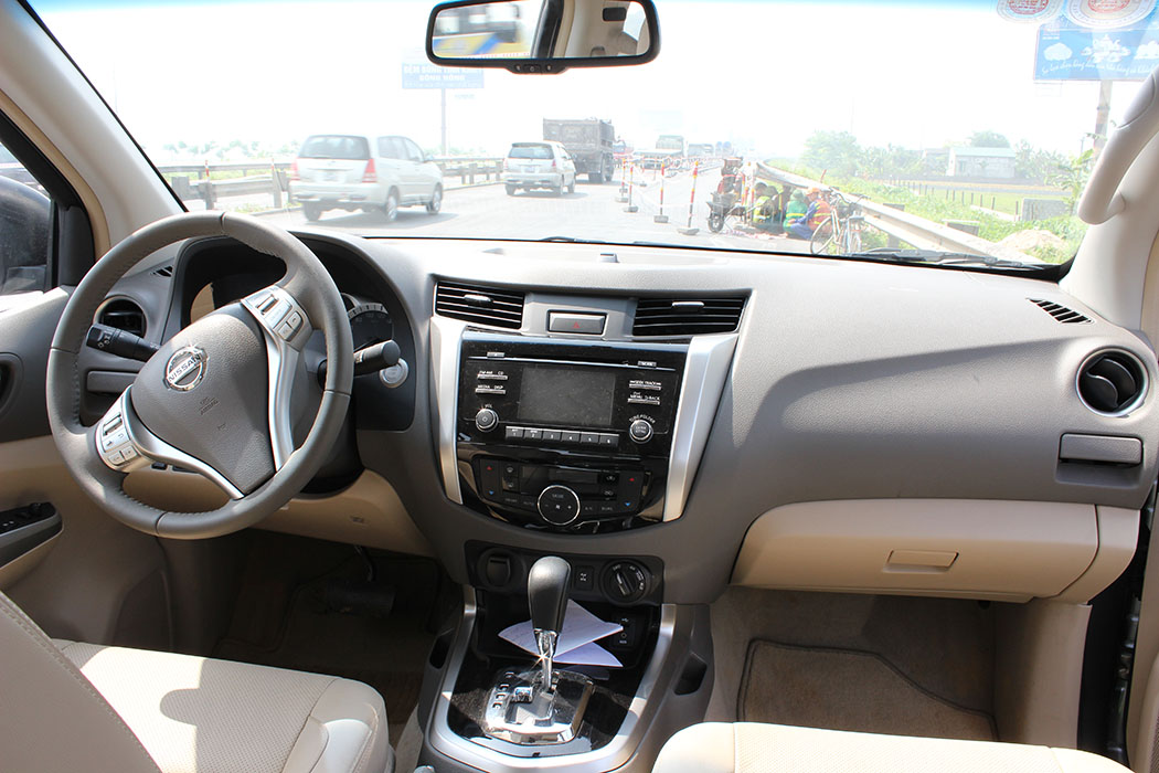 2015 Nissan Navara - Du lịch Lào 