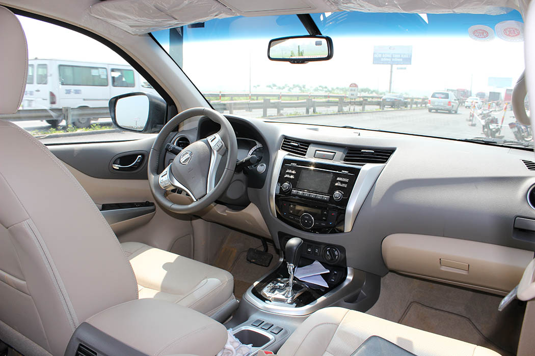 2015 Nissan Navara - Du lịch Lào 
