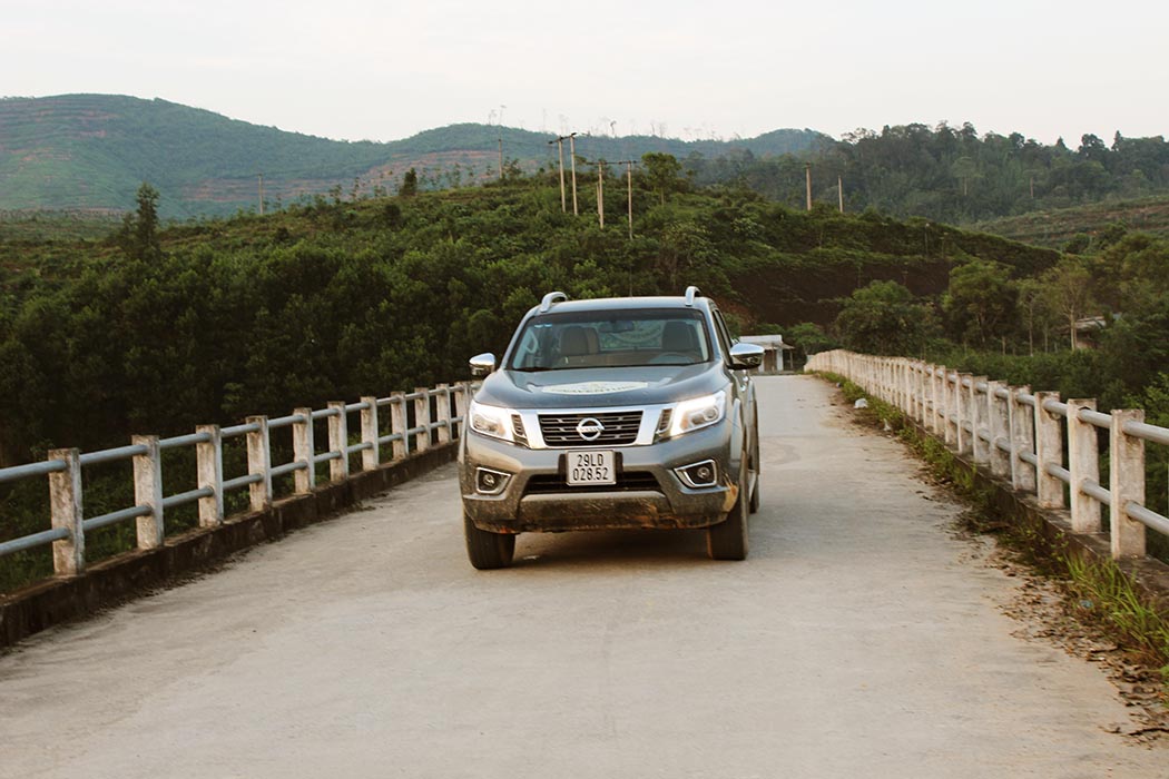Nissan NP300 Navara hành trình 2,000 km sag Lào