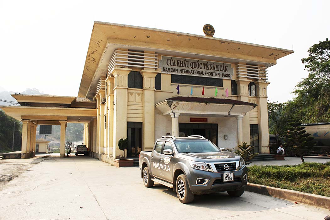 Nissan NP300 Navara hành trình 2,000 km sag Lào