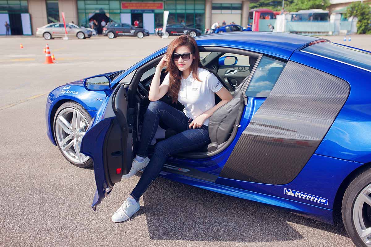 Á Hậu Việt Nam 2012 Tú Anh, Đại diện thương hiệu cho xe Audi A4 đang bên chiếc Audi R8