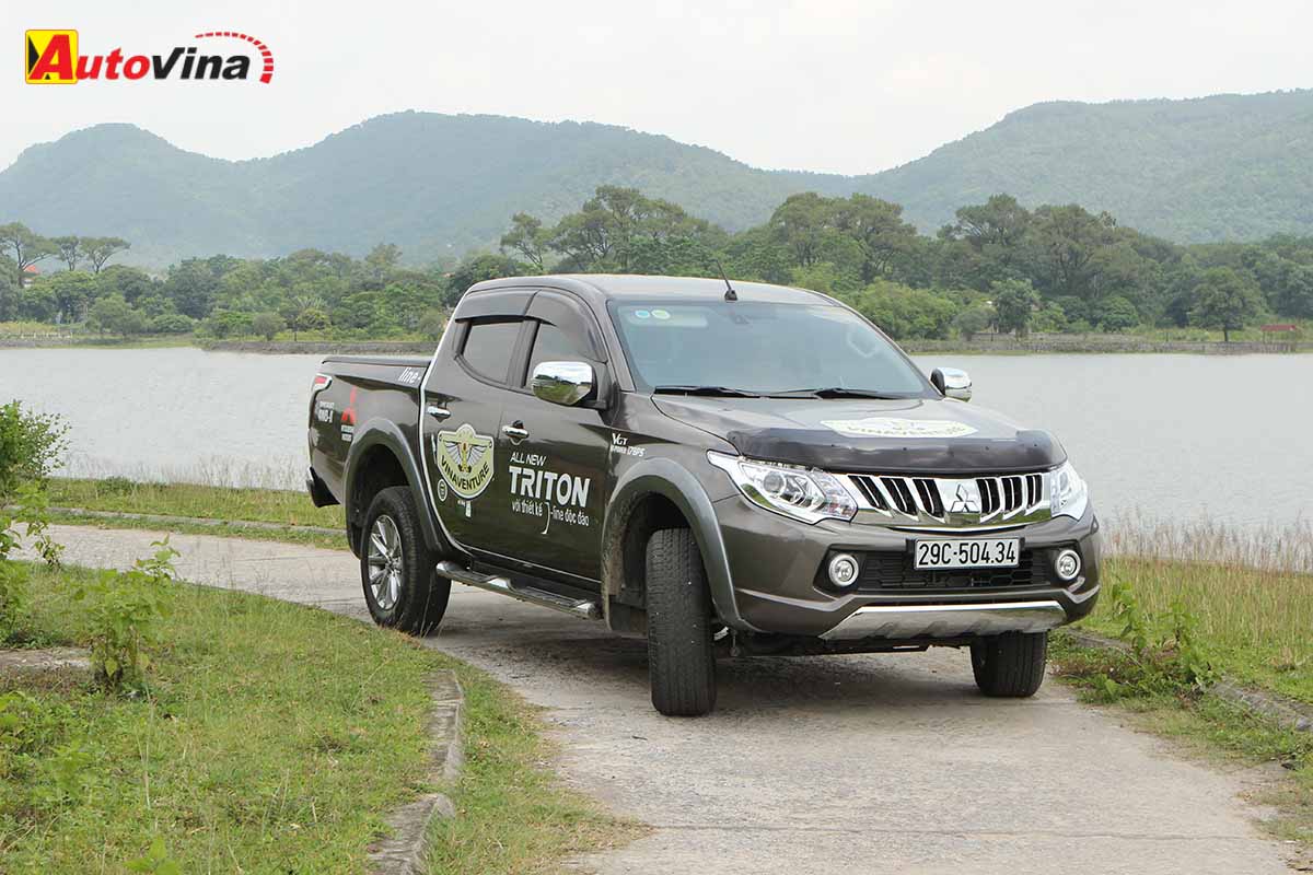 Thẳng tiến lên đường cao tốc để tới khu di tích Côn Sơn (Chí Linh - Hải Dương). Cung đường bằng phẳng nhưng quanh co, chiếc xe nhẹ lướt và êm ru trên đường vòng quanh hồ. Thời tiết lúc này khá nóng, trời nắng gắt, nhiệt độ bên ngoài khoảng 38 độ nhưng trong xe vẫn mát lạnh với chế độ nhiệt 23 độ C.