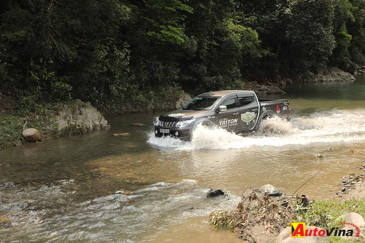 Thú vị bất ngờ trên đường khi chúng tôi gặp một con suối, nước sâu khoảng 30cm, sỏi đá ngổn ngang. Cả nhóm không khỏi ngạc nhiên về khả năng mạnh mẽ và sự êm ái đến không ngờ.