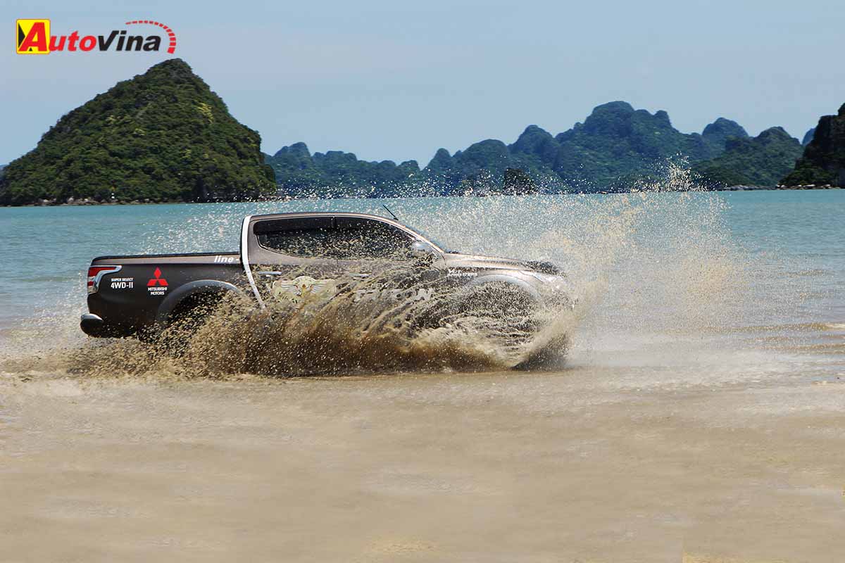Phải cảm ơn hệ dẫn động 4 bánh 4WD của Triton đã giúp chúng tôi xuống được bờ cát vàng ven biển một cách dễ dàng. Chạy xe trên cát là một khó khăn của nhiều loại xe song Triton vẫn vô tư, chỉ cần xoay nhẹ nút chuyển cầu tự động