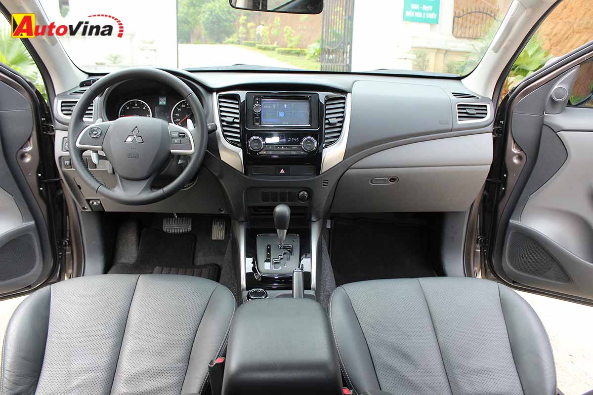 Mở toang các cửa xe một lúc cho hơi nóng từ cabin thoát hết ra ngoài, lái xe nhanh tay nhấn nút khởi động máy, bật điều hòa và không đầy 3 phút chiếc xe lại mát lạnh để tiếp tục chuyến hành trình về di sản thiên nhiên Hạ Long