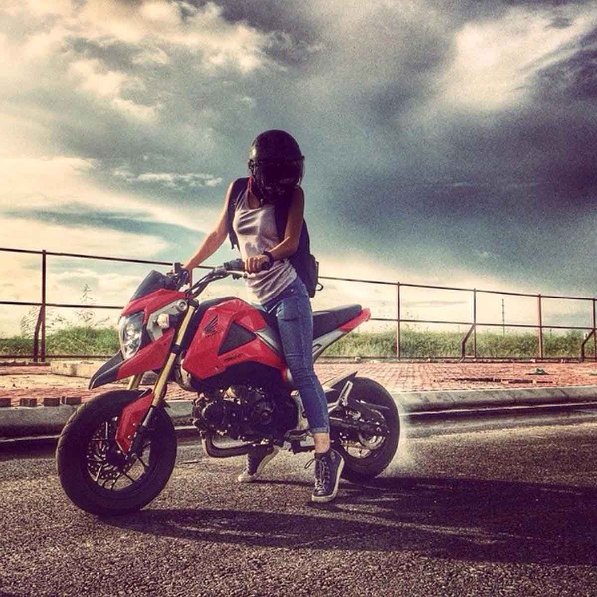 hot-girl-me-xe-motor-autovina