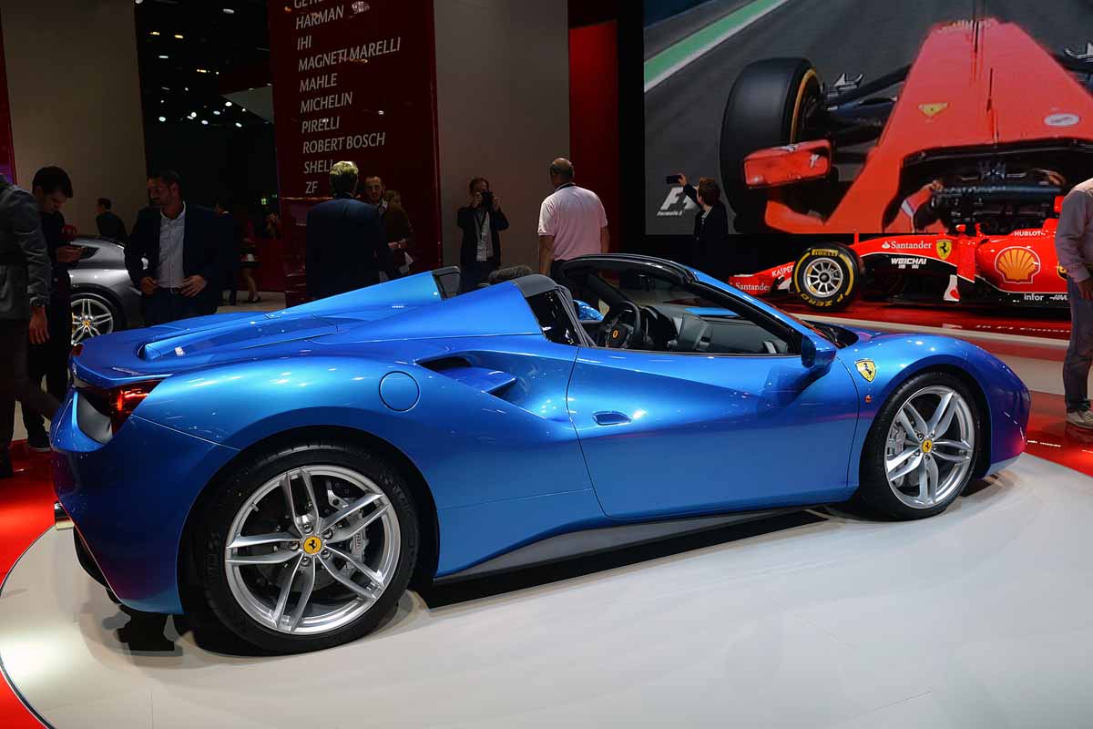 Siêu xe Ferrari 488 Spider ra mắt tại Frankfurt Motor Show 2015