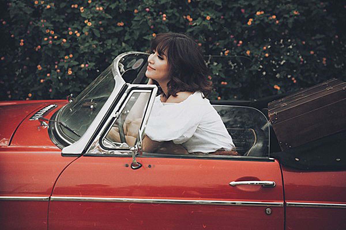Bích Phương idol bên xe cổ MG