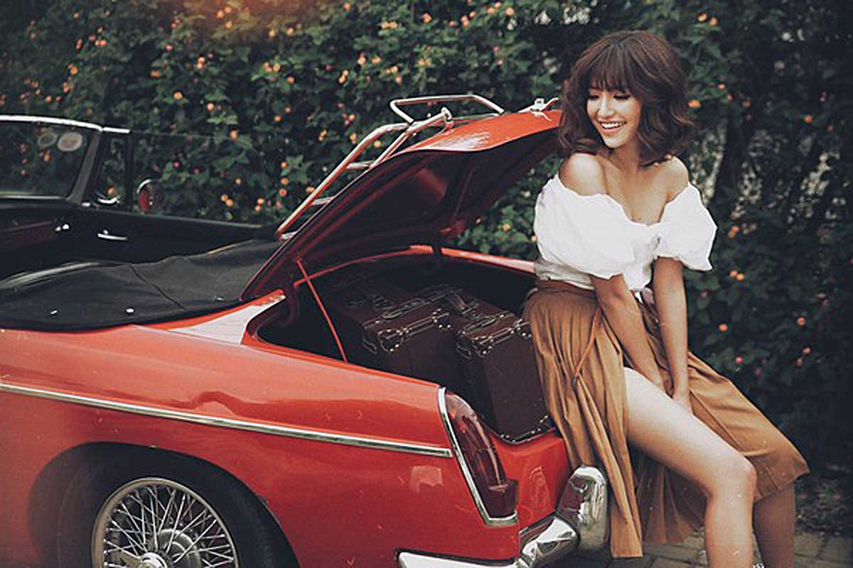 Bích Phương idol bên xe cổ MG