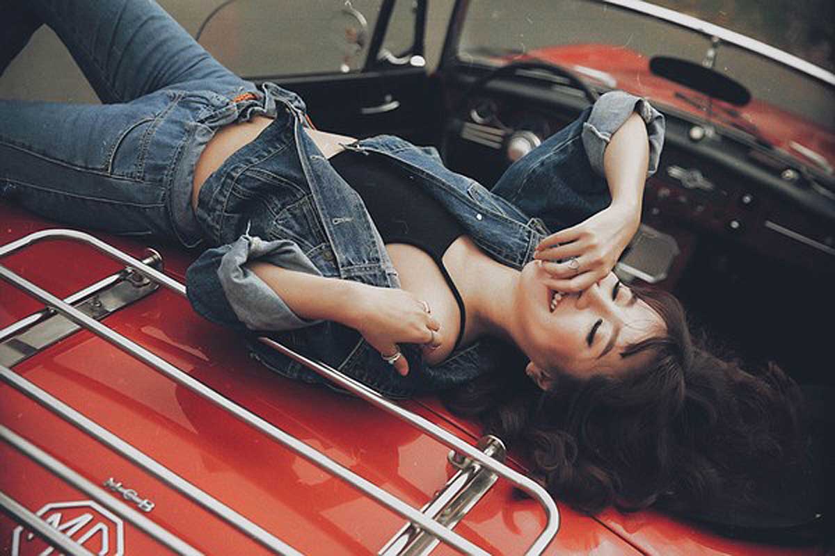 Bích Phương idol bên xe cổ MG