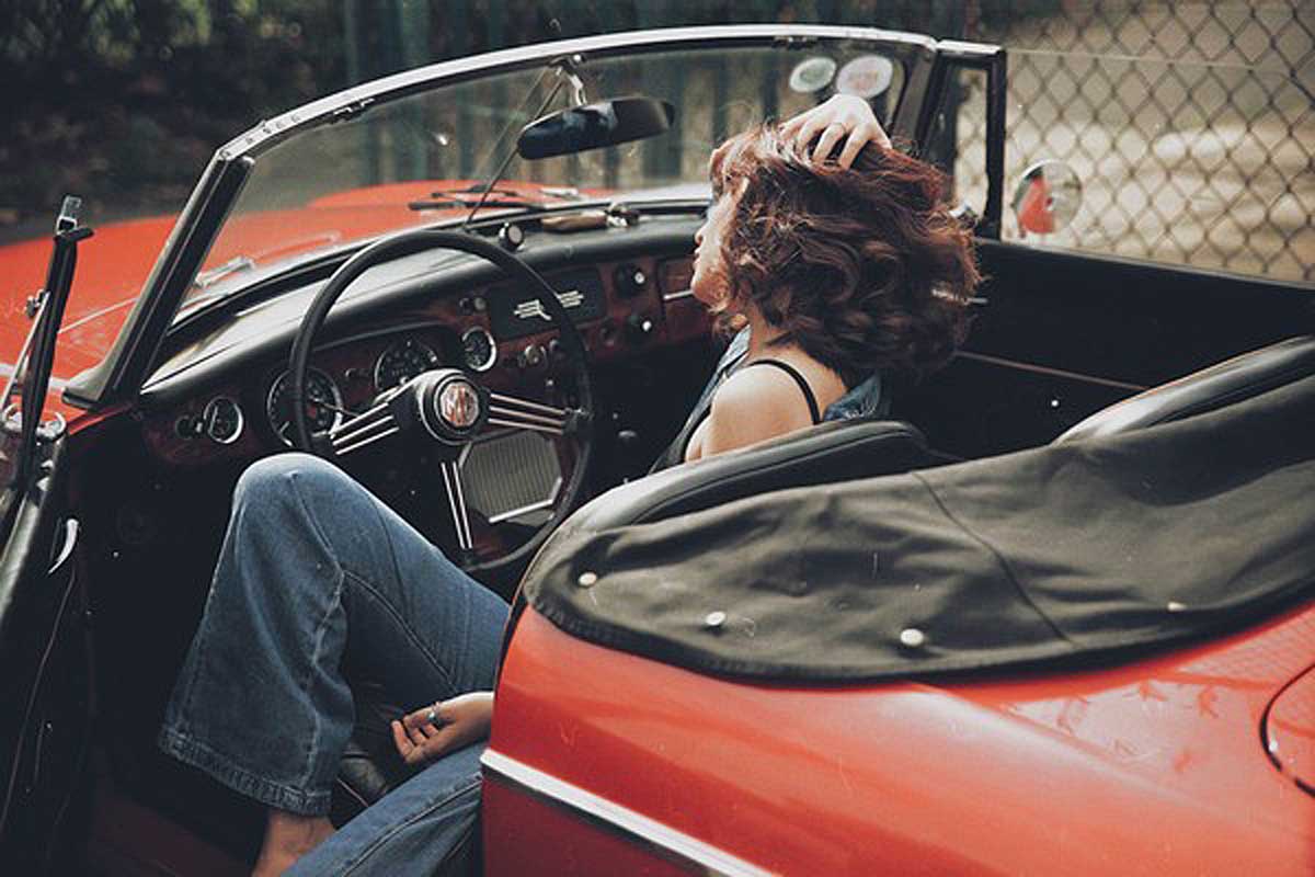 Bích Phương idol bên xe cổ MG