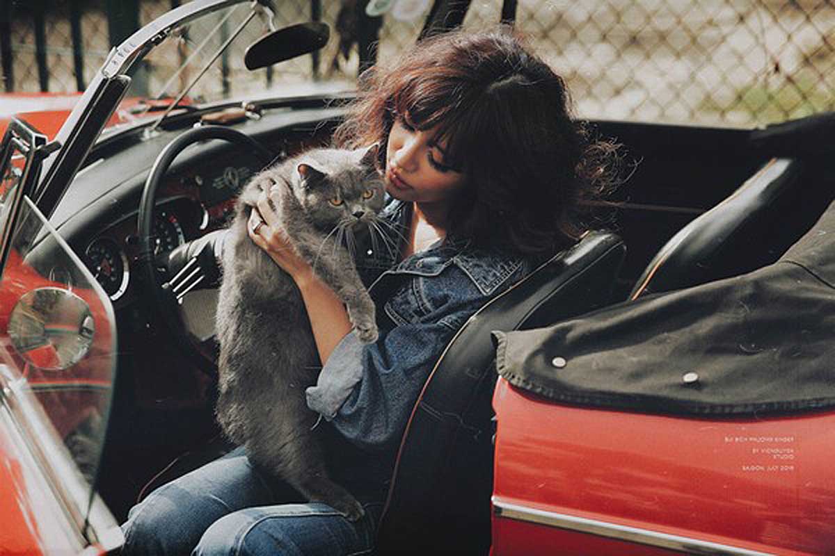 Bích Phương idol bên xe cổ MG