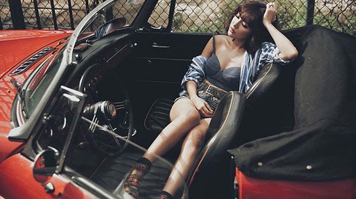 Bích Phương idol bên xe cổ MG