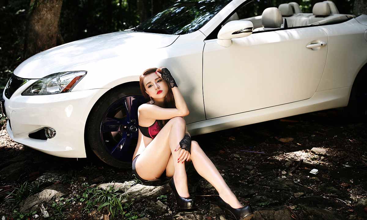 nguyệt moon sexy với xe lexus is 250