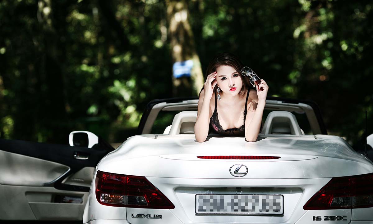 nguyệt moon sexy với xe lexus is 250