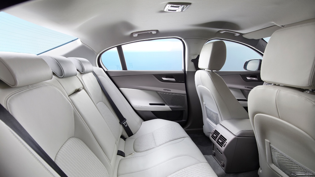 Jaguar XE 2015 sắp ra mắt Việt Nam Jaguar XE 2015 sắp ra mắt Việt Nam