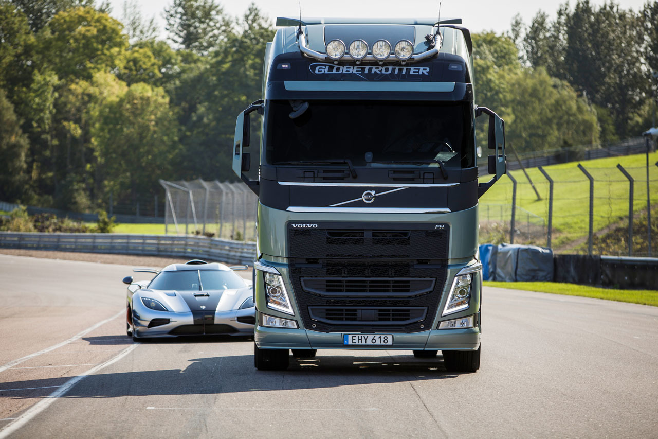 Cuộc đua đầy thách thức giữa xe tải volvo-fh-versus-koenigsegg-one-1-001