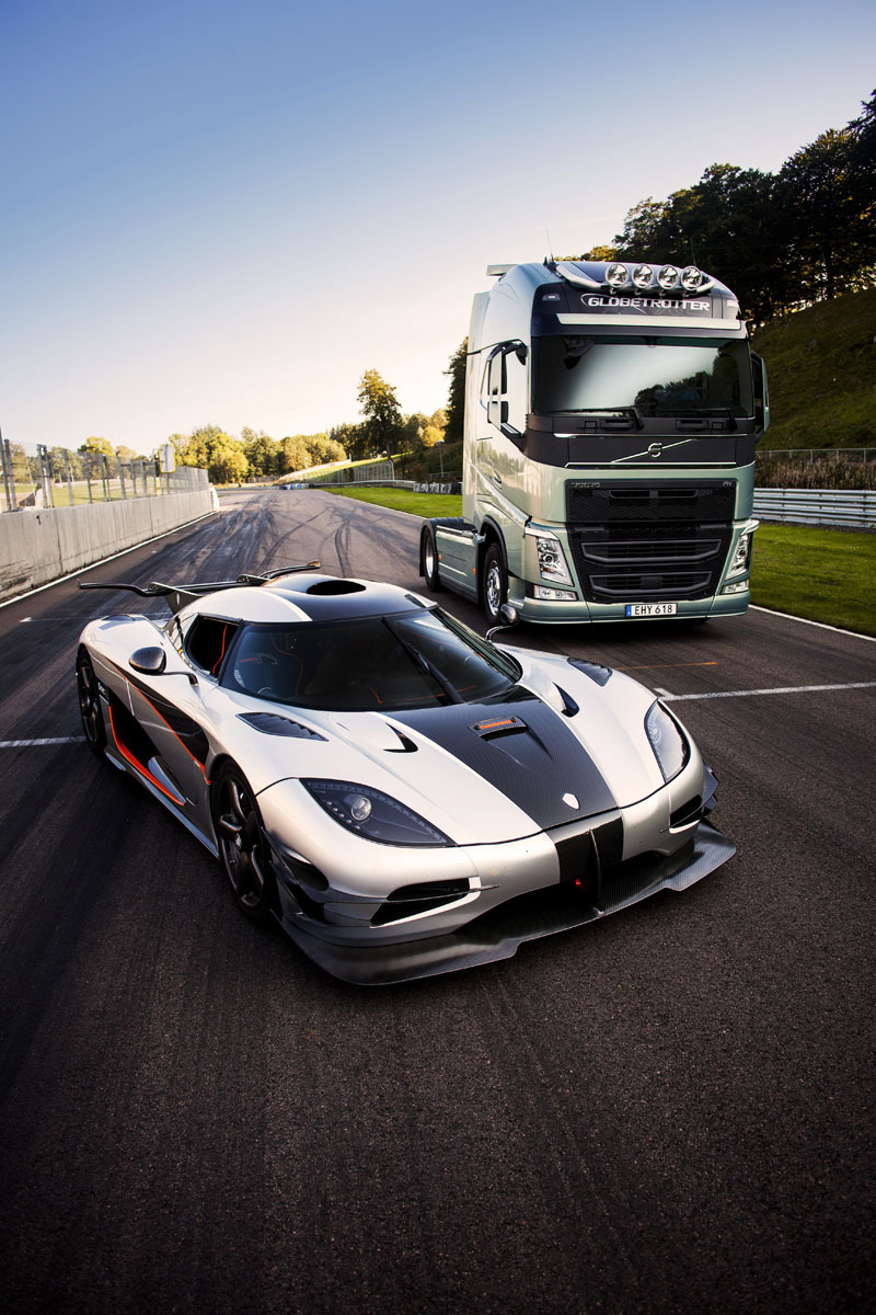 Cuộc đua đầy thách thức giữa xe tải volvo-fh-versus-koenigsegg-one-1