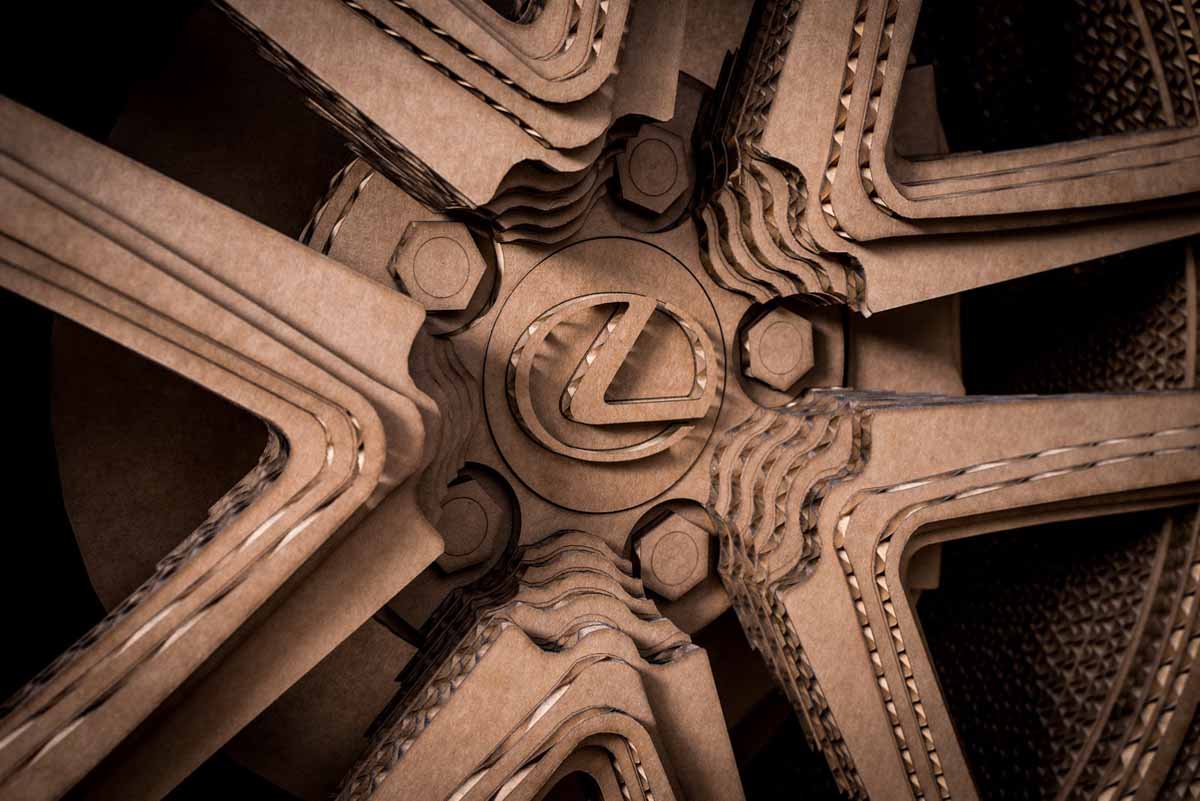 Lexus IS từ bìa các-tông