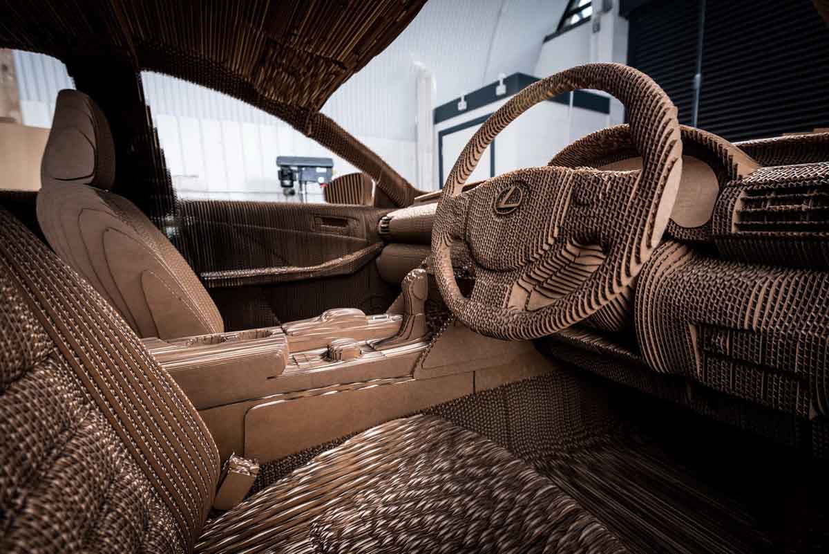 Lexus IS từ bìa các-tông