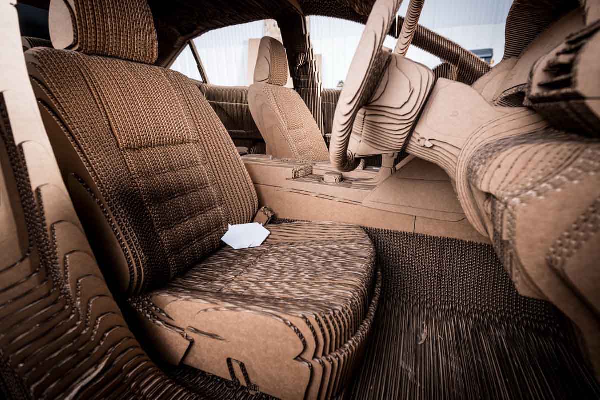 Lexus IS từ bìa các-tông