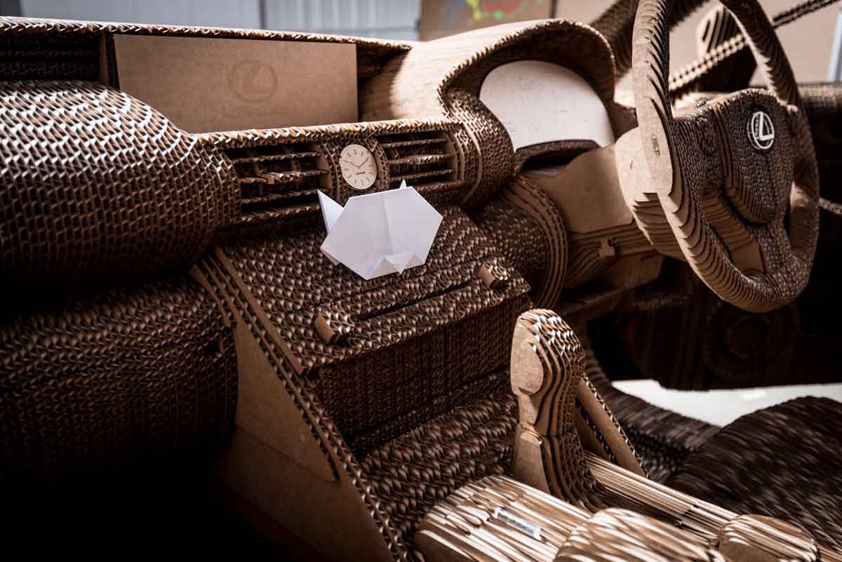 Lexus IS từ bìa các-tông