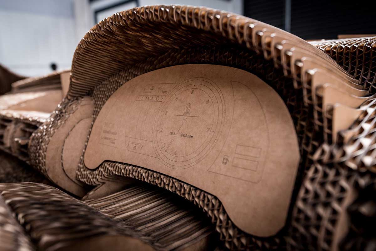 Lexus IS từ bìa các-tông