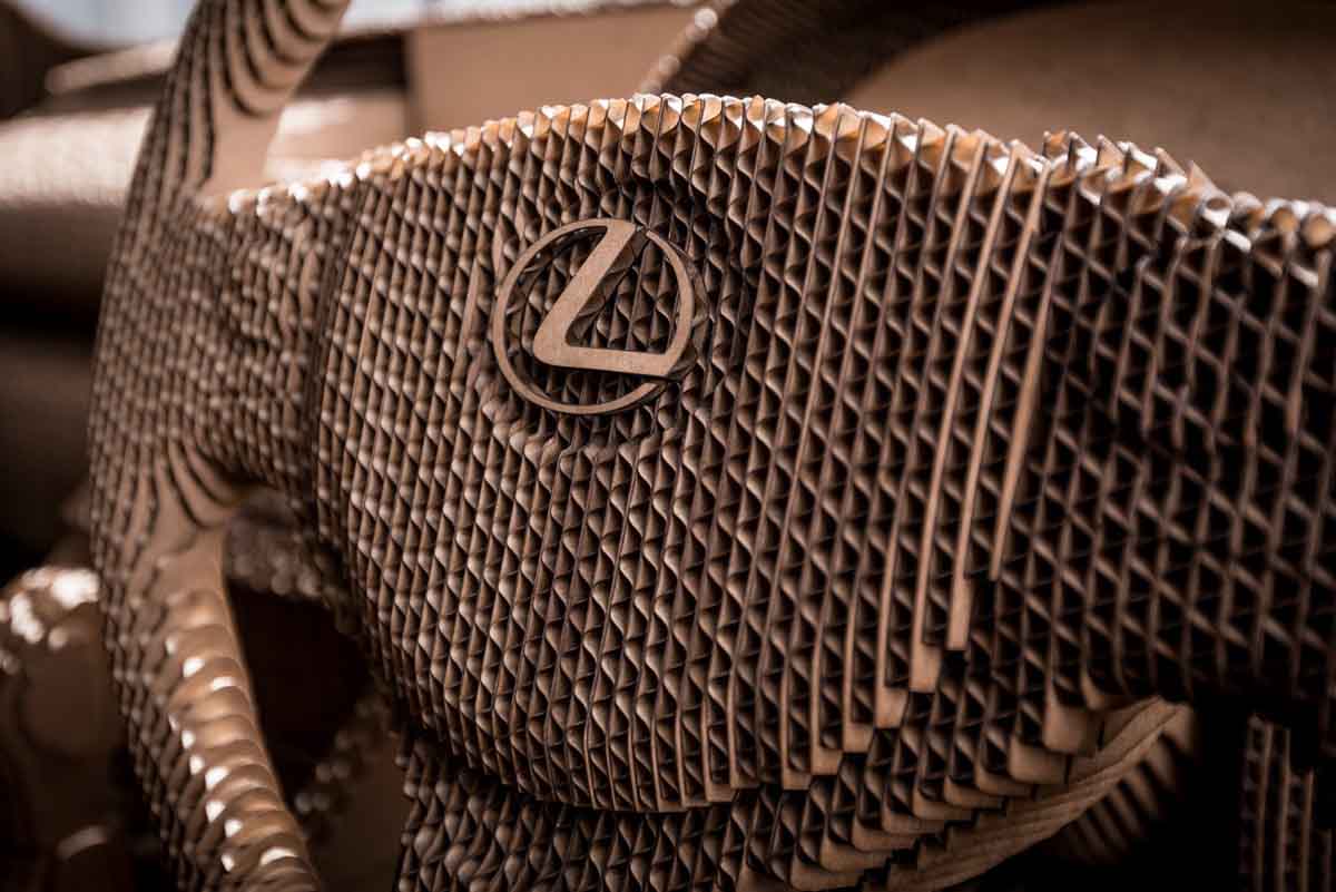 Lexus IS từ bìa các-tông