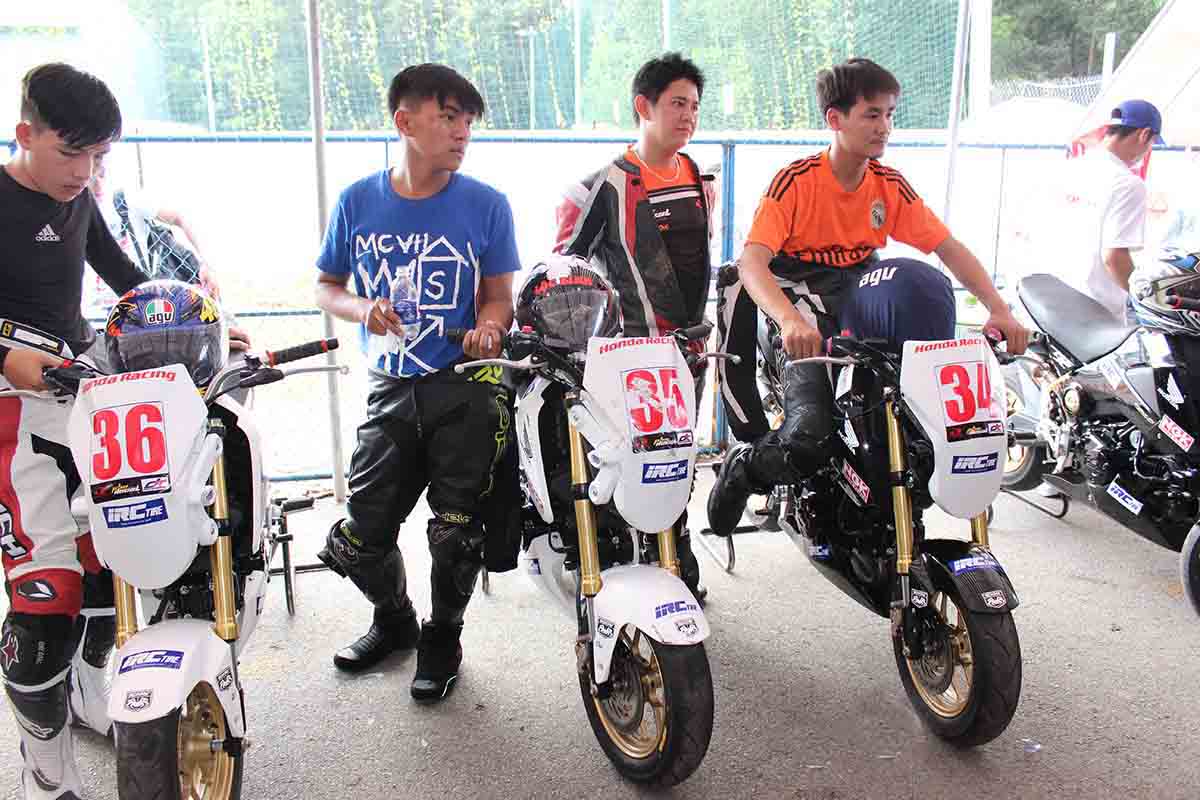 Hình ảnh bên lề giải đua mô tô tại Bình Dương Hình ảnh bên lề giải đua mô tô tại Bình Dương