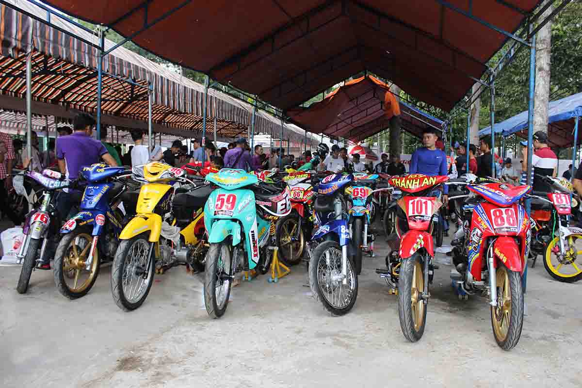 Hình ảnh bên lề giải đua mô tô tại Bình Dương Hình ảnh bên lề giải đua mô tô tại Bình Dương