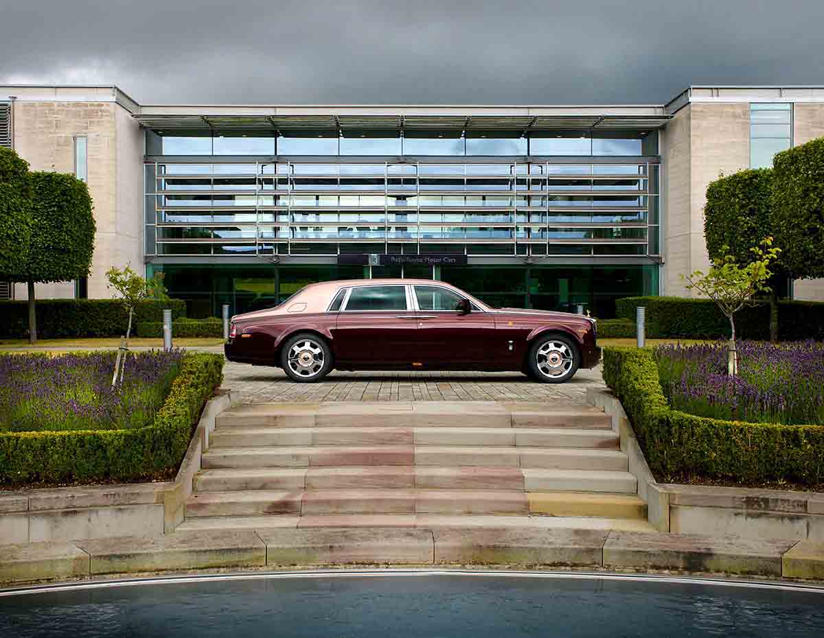 Phantom lửa thiêng ra mắt tại Việt Nam