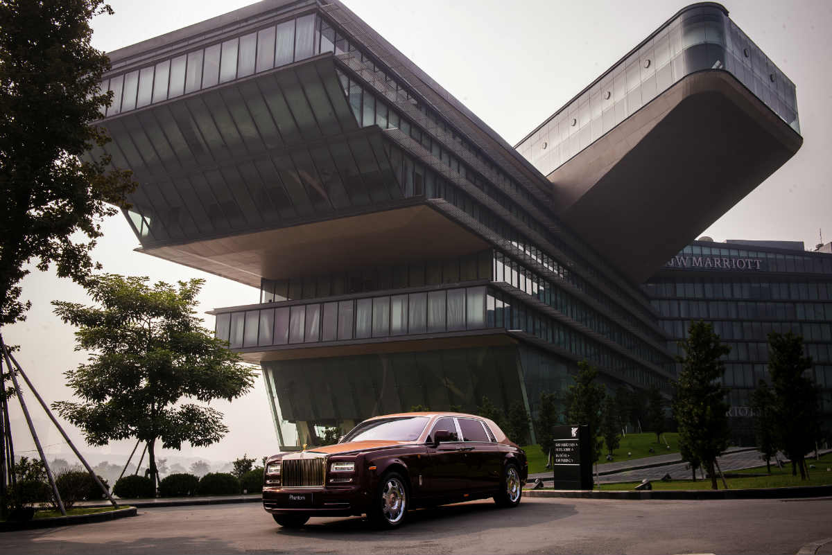 Phantom lửa thiêng ra mắt tại Việt Nam