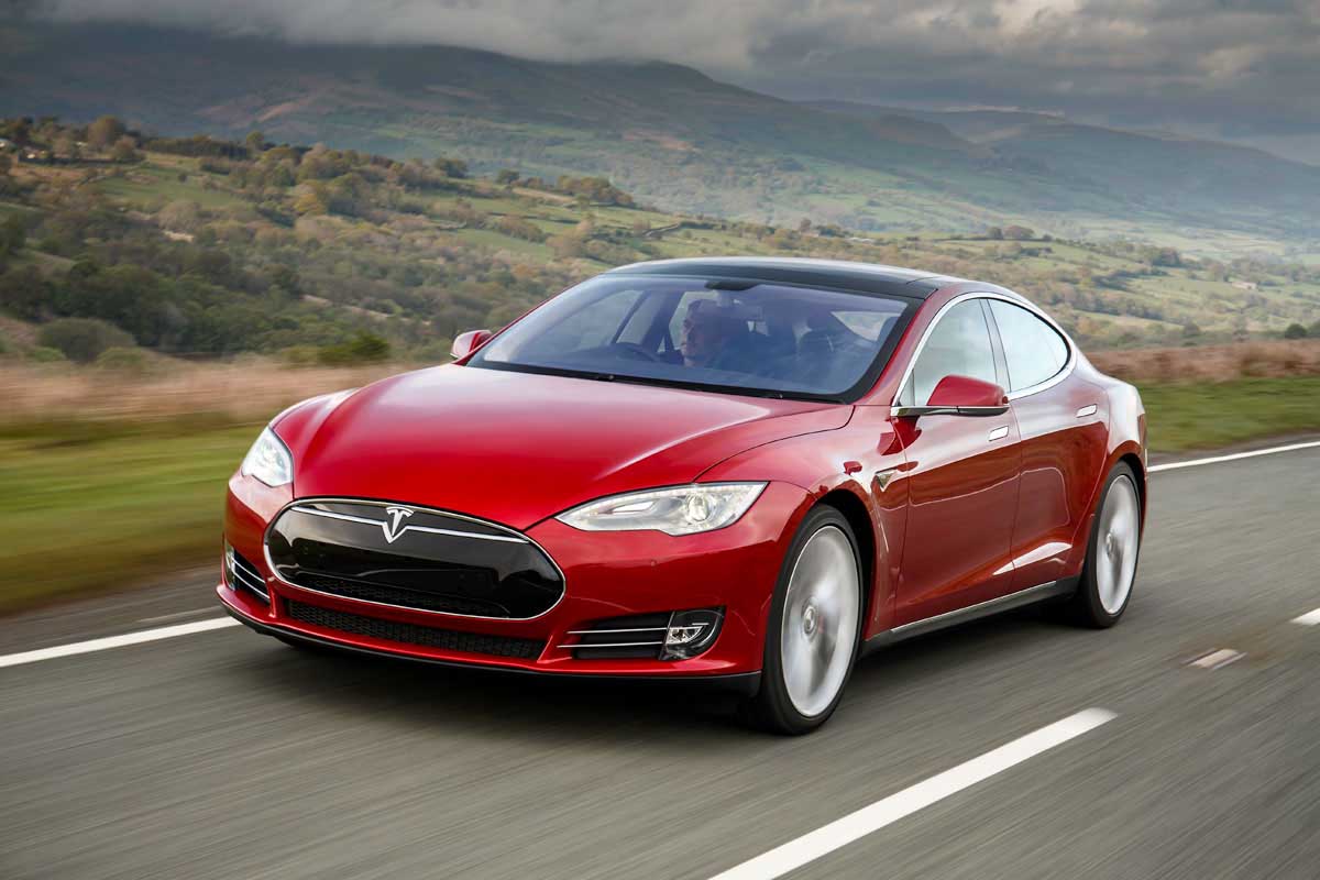 Tesla dồn sức cho mẫu xe điện Model 3
