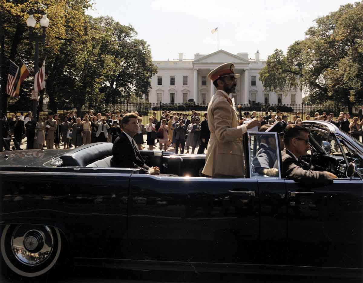 Xe chở cố tổng thống Kennedy trong vụ ông bị ám sát Xe chở cố tổng thống Kennedy trong vụ ông bị ám sát