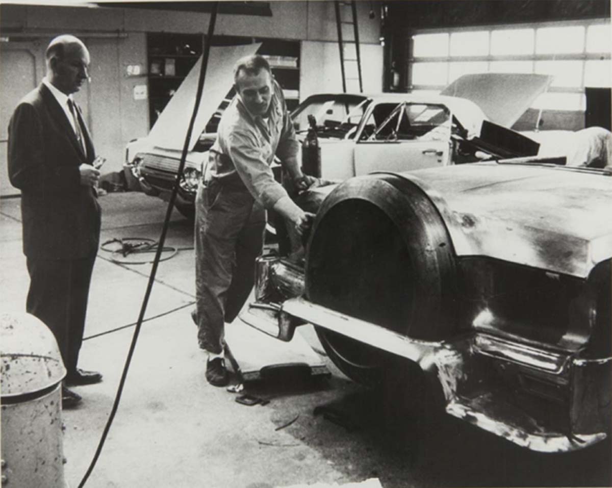 Xe chở cố tổng thống Kennedy trong vụ ông bị ám sát Xe chở cố tổng thống Kennedy trong vụ ông bị ám sát