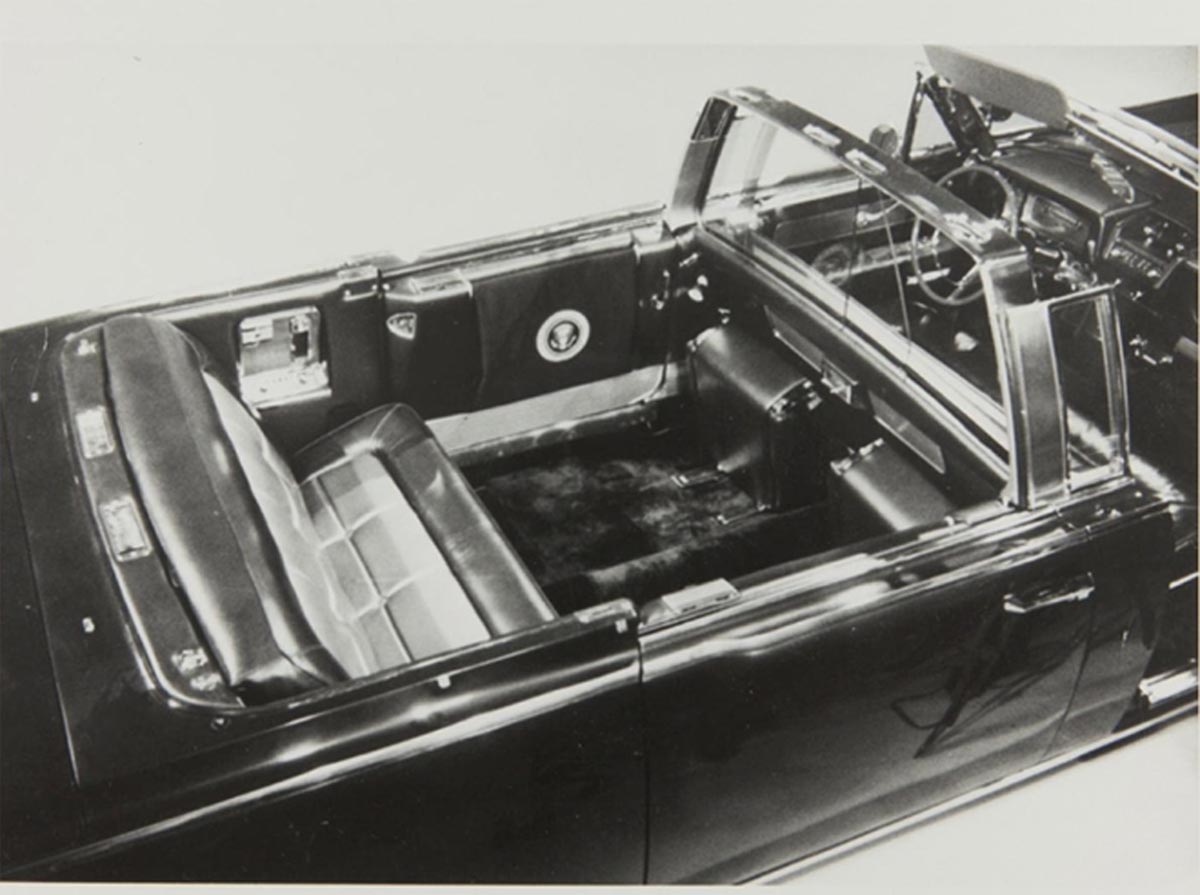 Xe chở cố tổng thống Kennedy trong vụ ông bị ám sát Xe chở cố tổng thống Kennedy trong vụ ông bị ám sát