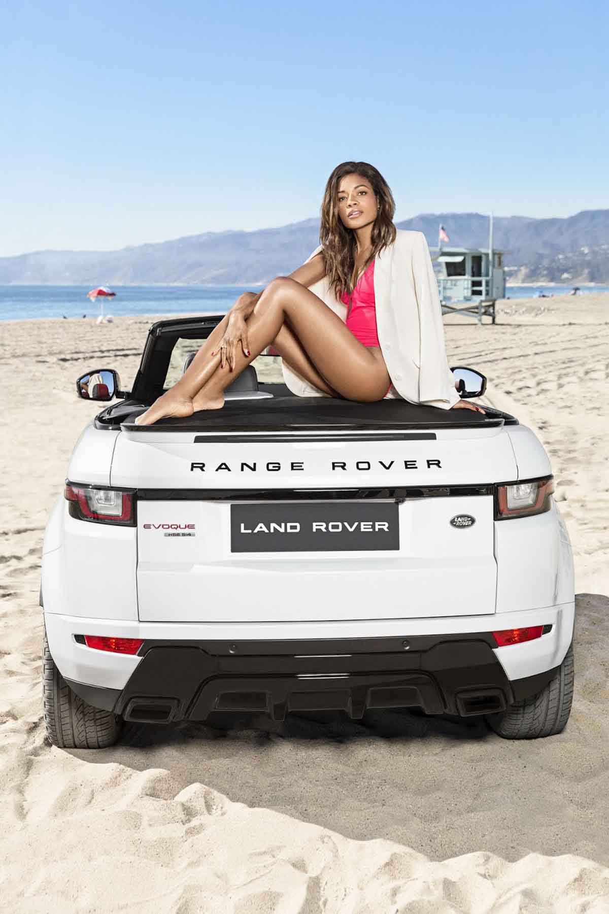 Bond Girl cùng xe Evoque mui trần
