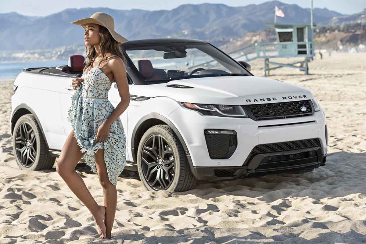 Bond Girl cùng xe Evoque mui trần