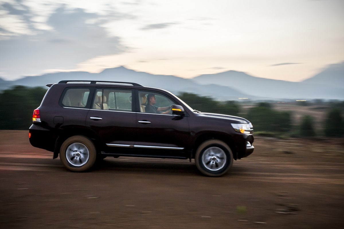 toyota land cruiser 2015