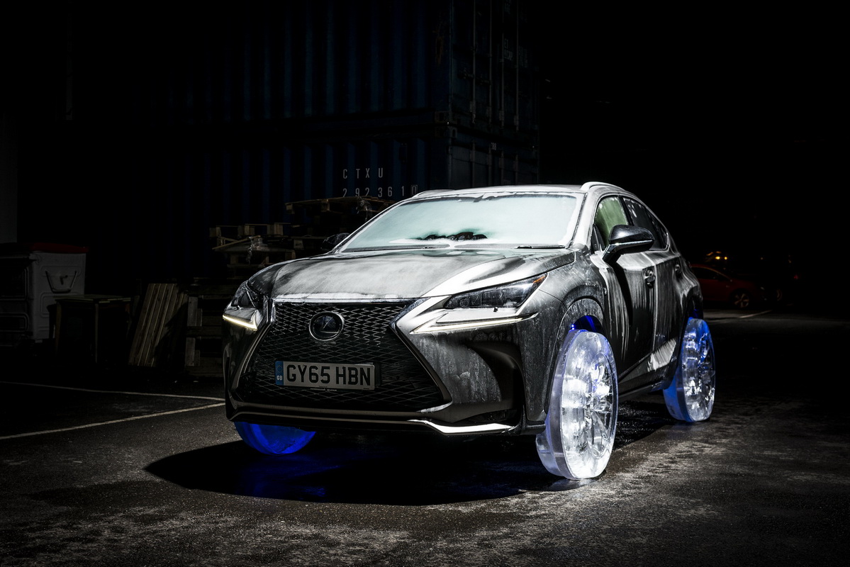 Lexus NX 300h với lốp làm từ băng đá
