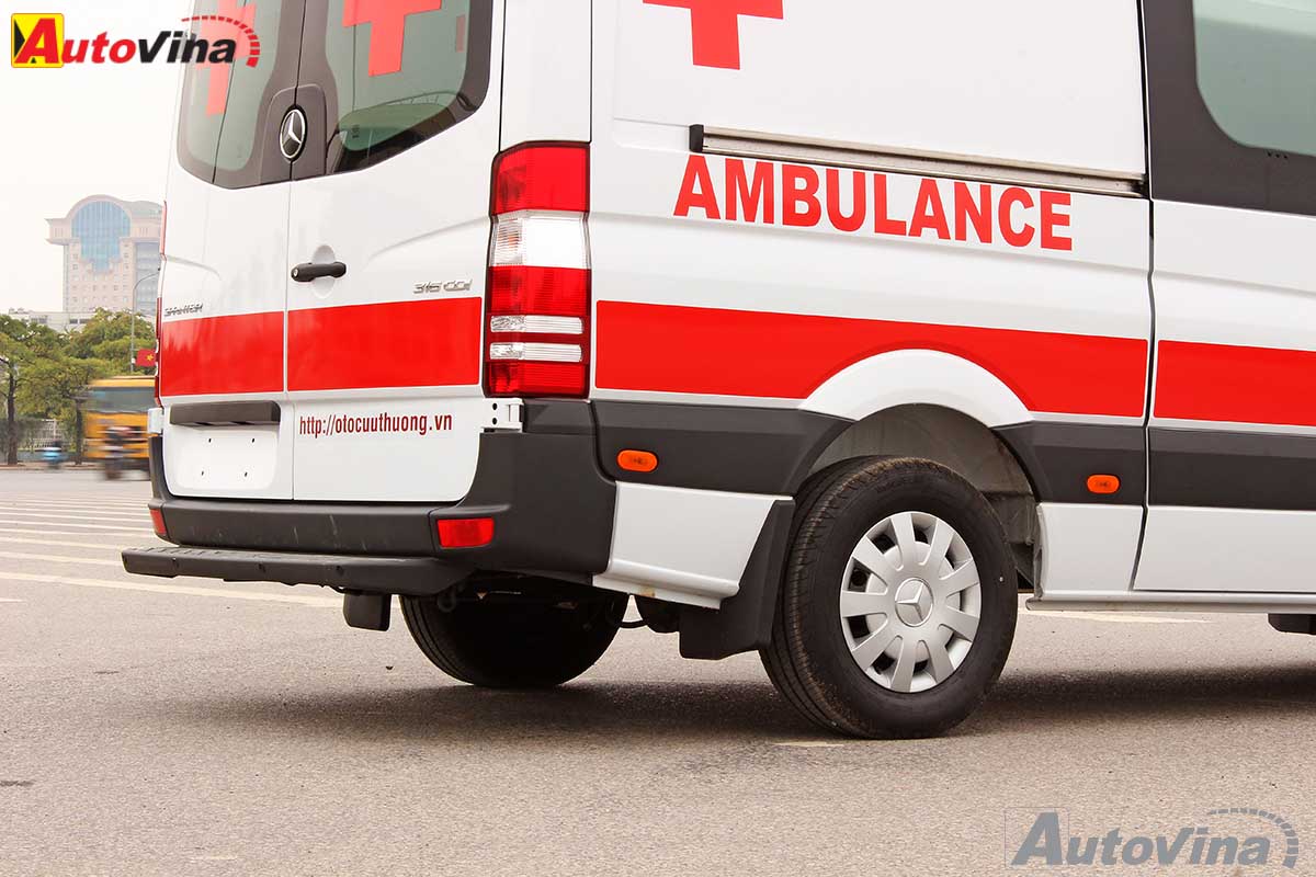 Xe được trang bị hệ thống chống bó cứng phanh ABS với phanh đĩa cho bánh trước, tang trống cho bánh sau cùng với túi khí cho lái xe, đảm bảo độ an toàn cao cho mọi ngừoi trên xe. 