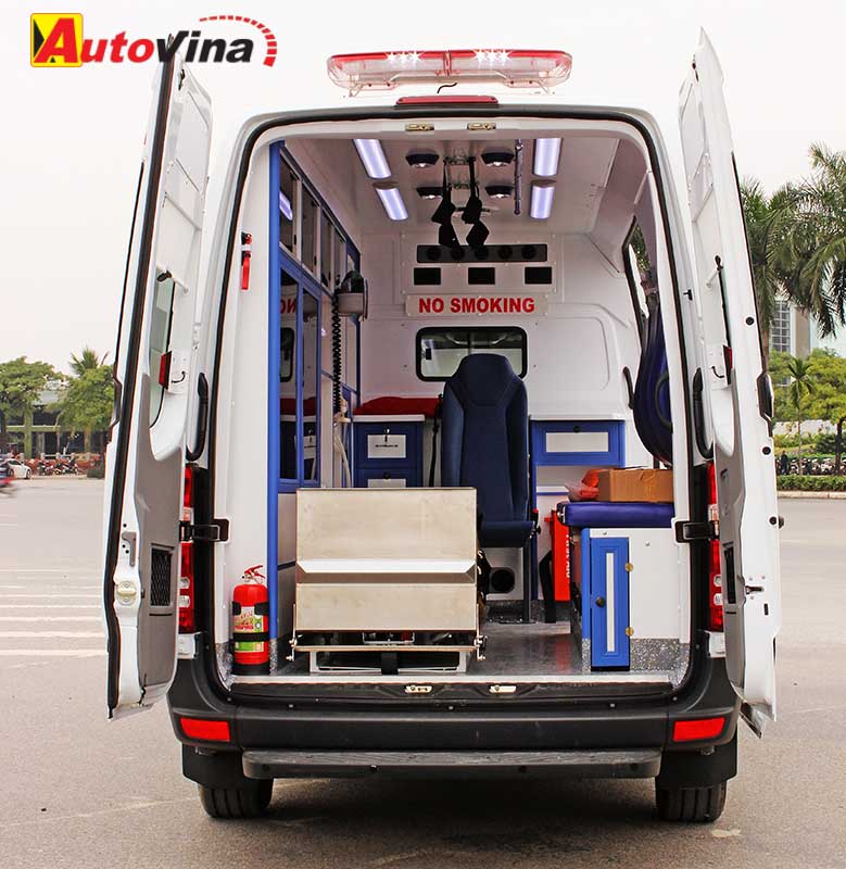 Bên trong xe được ngăn chia thành 2 khoang riêng biệt: khoang lái khá rộng rãi có thể ngồi được 3 người (cả lái xe) và khoang cứu thương dành cho bệnh nhân có thể ngồi được tới 5 người thuộc ekip cấp cứu cùng y tá có thể sử dụng hàng ghế ngồi phía sau hoặc ghế gấp kiểu “phi công” phía đầu cáng chở bệnh nhân.