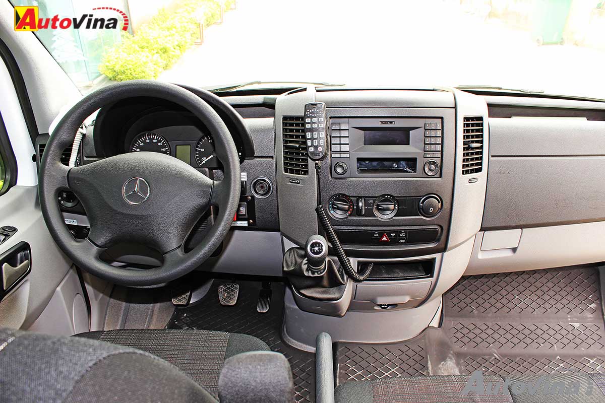 Thiêt bị  bộ đàm cùng với amply và loa, bộ Invertor (2000 W) và bộ chỉnh lưu (15 AH) trên khoang lái của xe cứu thương Mercedes Sprinter Ambulance.