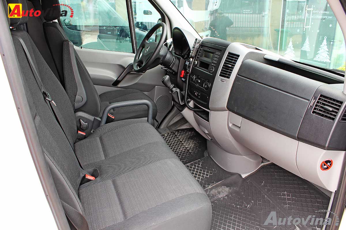 khoang lái của chiếc xe cứu thương Sprinter Ambulance này còn đươc trang bị thêm các thiết bị bổ xung chuyên phục vụ cho công việc cứu thương như thiêt bị  bộ đàm cùng với amply và loa, bộ Invertor (2000 W) và bộ chỉnh lưu (15 AH).