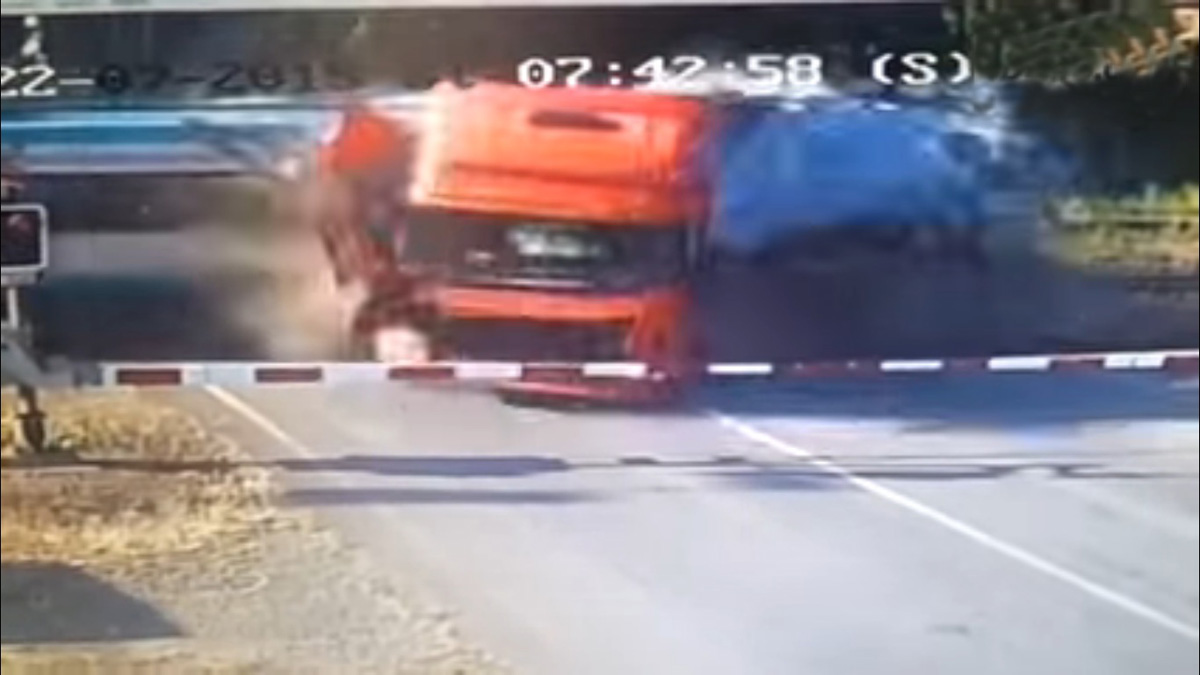 tai nạn tàu hỏa đâm xe tải