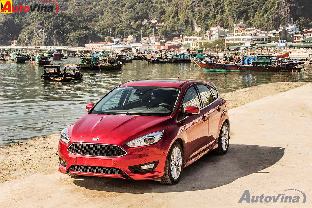 Ford Focus mới phiên bản sử dụng động cơ Ecoboost đã chính thức được ra mắt tại Việt Nam. Mẫu xe thông minh được trang bị nhiều công nghệ mới nhất của hãng xe Mỹ sẽ tiếp tục thổi thêm sức nóng vào phân khúc xe hạng C nơi có 2 đối thủ nặng ký là Mazda3 và Toyota Corolla Altis. Ford Focus mới phiên bản sử dụng động cơ Ecoboost đã chính thức được ra mắt tại Việt Nam. Mẫu xe thông minh được trang bị nhiều công nghệ mới nhất của hãng xe Mỹ sẽ tiếp tục thổi thêm sức nóng vào phân khúc xe hạng C nơi có 2 đối thủ nặng ký là Mazda3 và Toyota Corolla Altis.